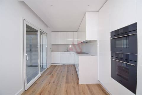Apartamento T3 NOVO em Famões, Odivelas