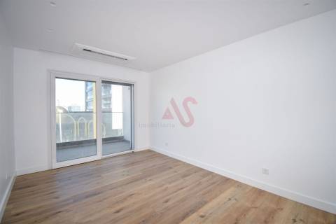 Apartamento T3 NOVO em Famões, Odivelas