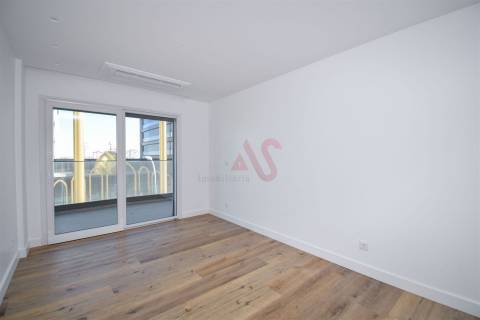 Apartamento T3 NOVO em Famões, Odivelas