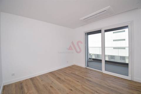 Apartamento T3 NOVO em Famões, Odivelas