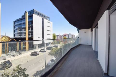 Apartamento T3 NOVO em Famões, Odivelas