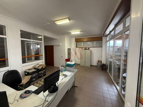 Armazém industrial com 3.000 m² em Seixas, Caminha