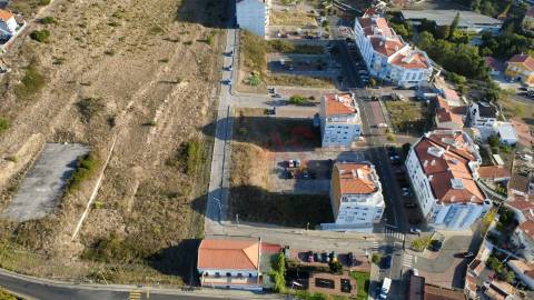Terreno para construção com lote aprovado para 19 fogos com 468 m² em Mina de Água, Amadora