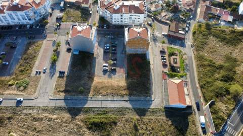 Terreno para construção com lote aprovado para 19 fogos com 468 m² em Mina de Água, Amadora