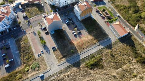 Terreno para construção com lote aprovado para 19 fogos com 468 m² em Mina de Água, Amadora