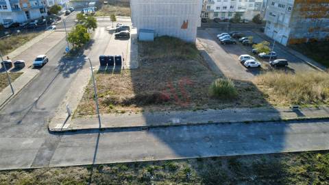 Terreno para construção com lote aprovado para 19 fogos com 468 m² em Mina de Água, Amadora