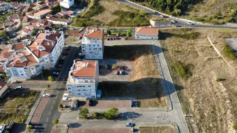 Terreno para construção com lote aprovado para 19 fogos com 468 m² em Mina de Água, Amadora