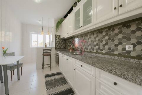 Apartamento T1 transformado em T2 em Mafamude, Vila Nova de Gaia