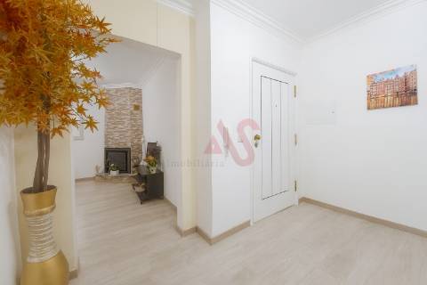 Apartamento T1 transformado em T2 em Mafamude, Vila Nova de Gaia