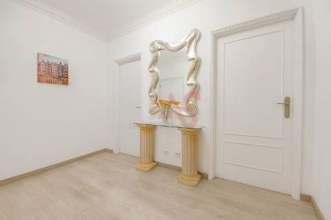 Apartamento T1 transformado em T2 em Mafamude, Vila Nova de Gaia