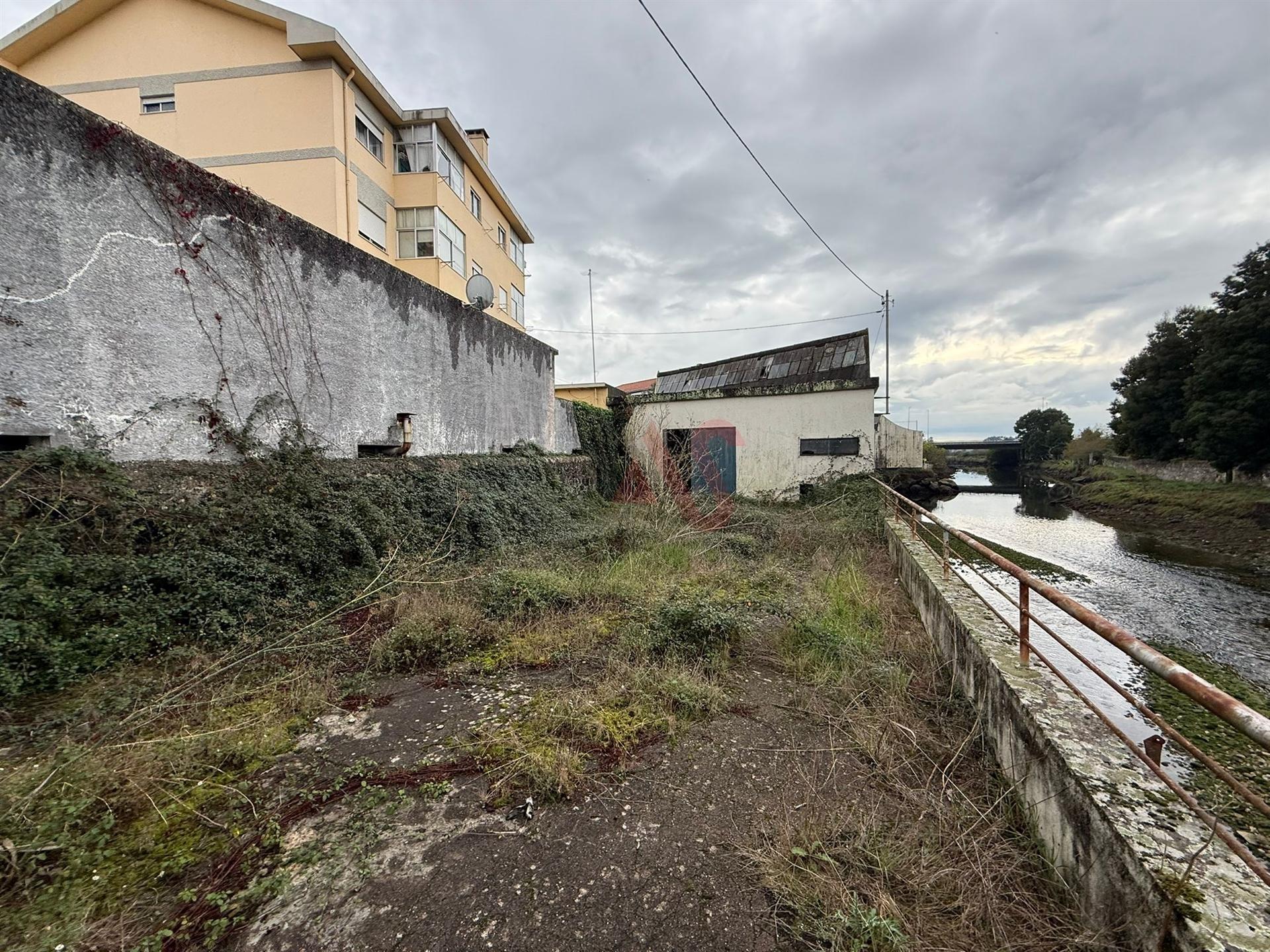 Armazém Industrial com 1.304,25 m² para remodelar em Meadela, Viana do Castelo