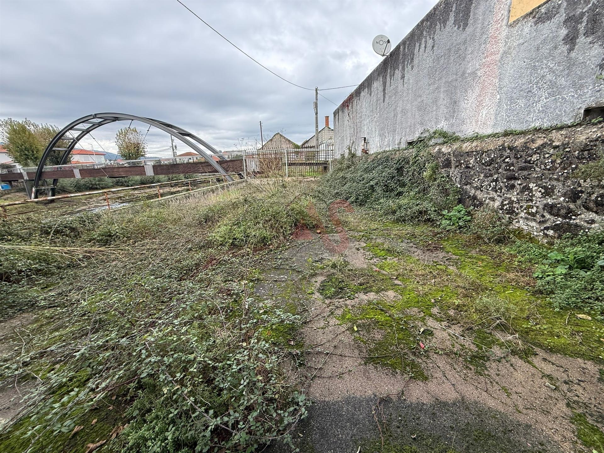 Armazém Industrial com 1.304,25 m² para remodelar em Meadela, Viana do Castelo