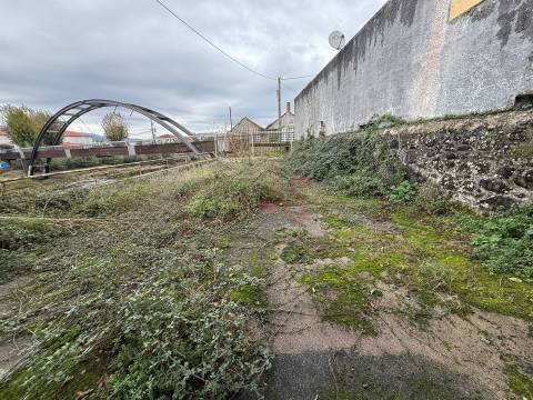 Armazém Industrial com 1.304,25 m² para remodelar em Meadela, Viana do Castelo