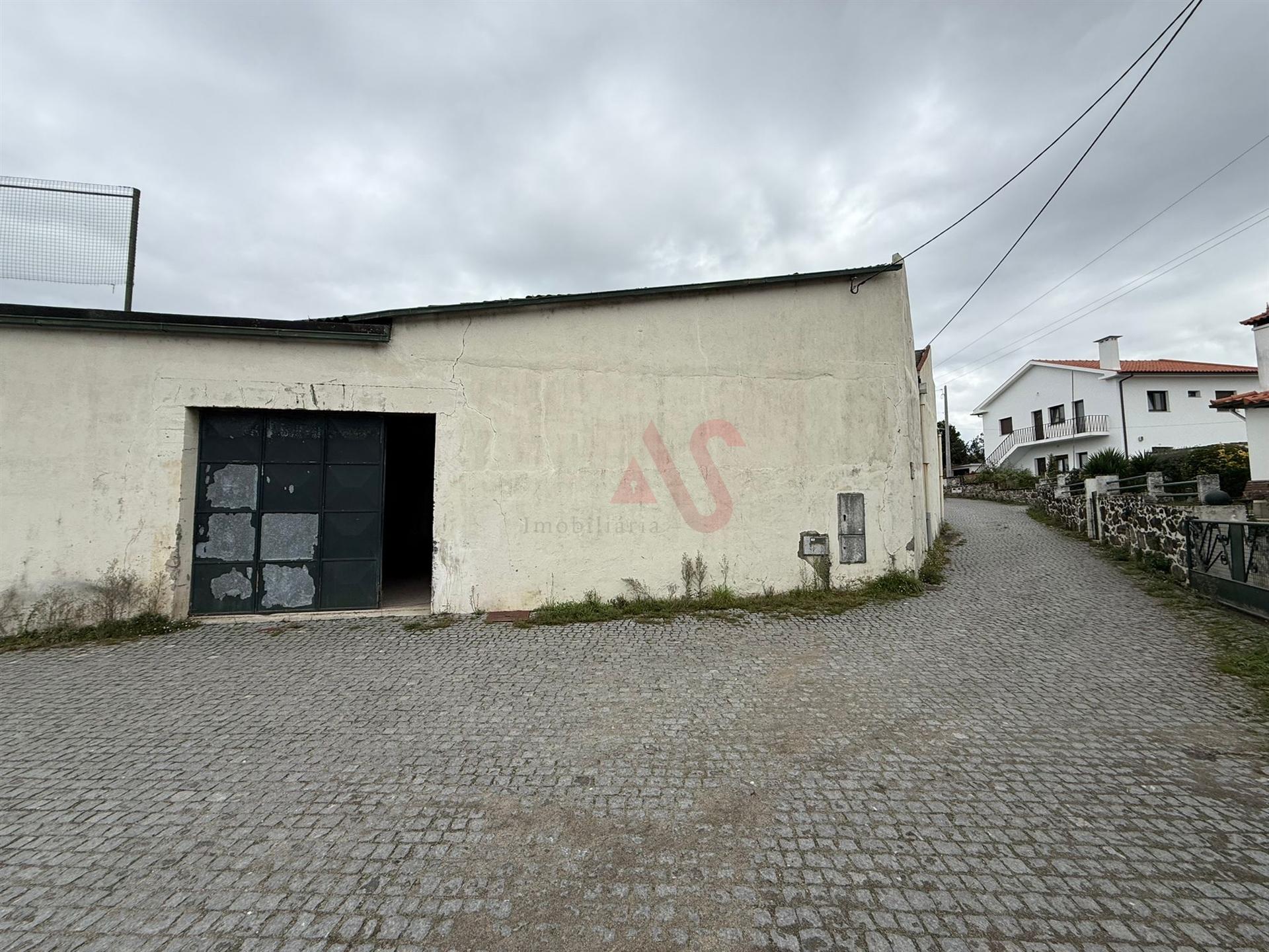 Armazém Industrial com 1.304,25 m² para remodelar em Meadela, Viana do Castelo