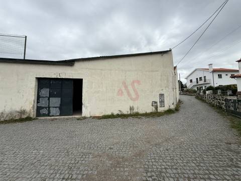 Armazém Industrial com 1.304,25 m² para remodelar em Meadela, Viana do Castelo