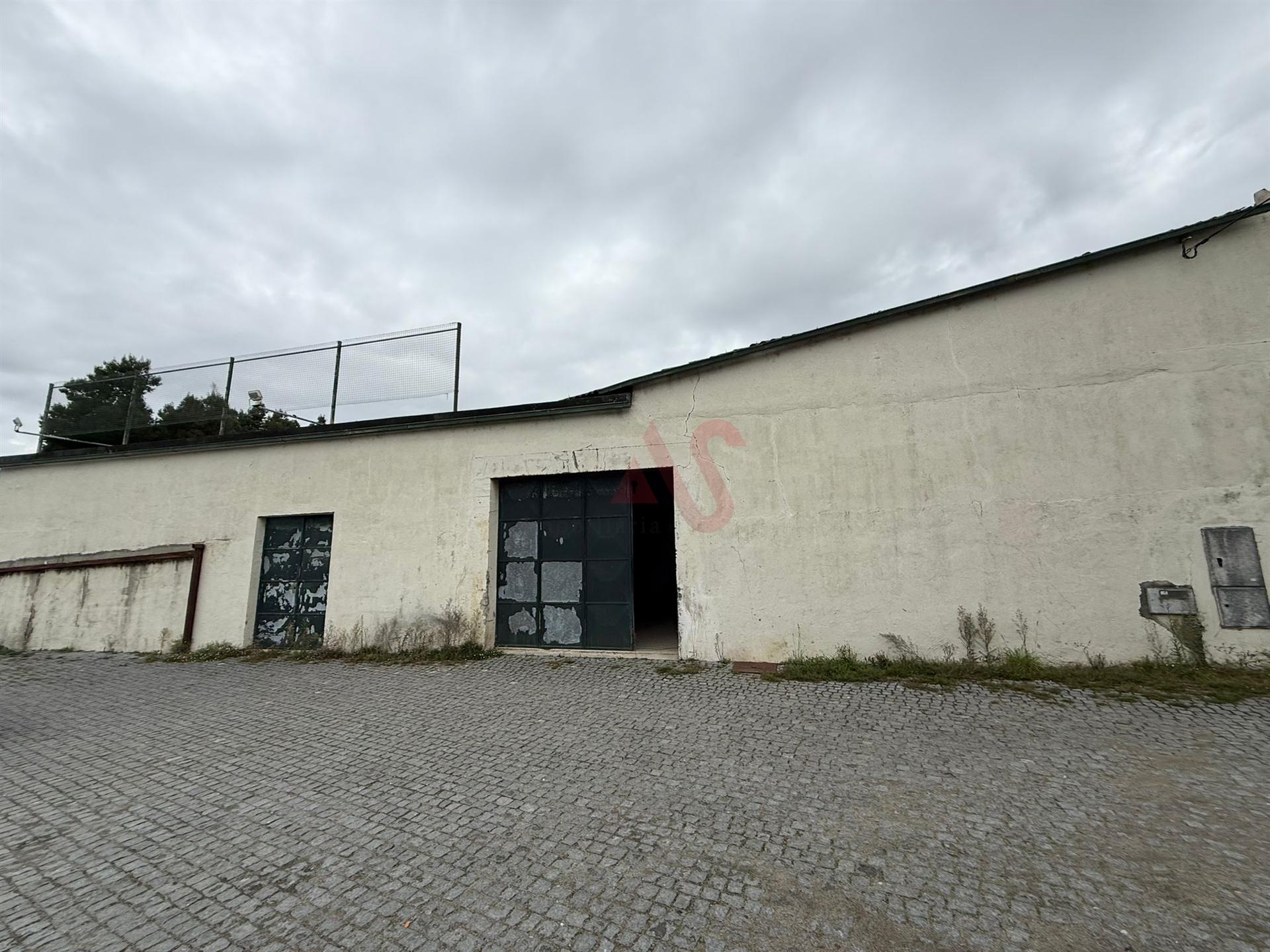 Armazém Industrial com 1.304,25 m² para remodelar em Meadela, Viana do Castelo