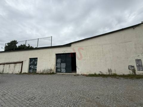 Armazém Industrial com 1.304,25 m² para remodelar em Meadela, Viana do Castelo