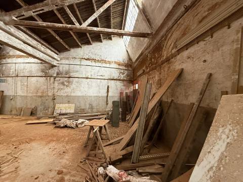 Armazém Industrial com 1.304,25 m² para remodelar em Meadela, Viana do Castelo