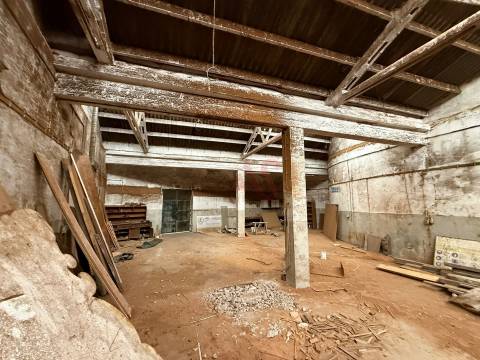 Armazém Industrial com 1.304,25 m² para remodelar em Meadela, Viana do Castelo