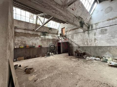 Armazém Industrial com 1.304,25 m² para remodelar em Meadela, Viana do Castelo