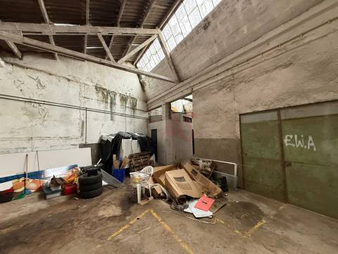 Armazém Industrial com 1.304,25 m² para remodelar em Meadela, Viana do Castelo