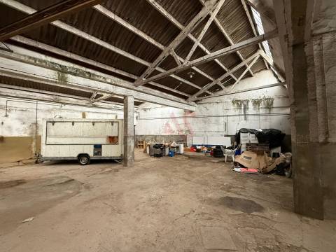 Armazém Industrial com 1.304,25 m² para remodelar em Meadela, Viana do Castelo