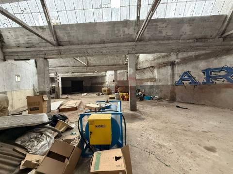 Armazém Industrial com 1.304,25 m² para remodelar em Meadela, Viana do Castelo