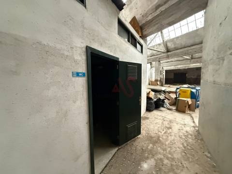Armazém Industrial com 1.304,25 m² para remodelar em Meadela, Viana do Castelo