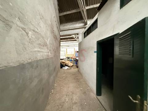 Armazém Industrial com 1.304,25 m² para remodelar em Meadela, Viana do Castelo