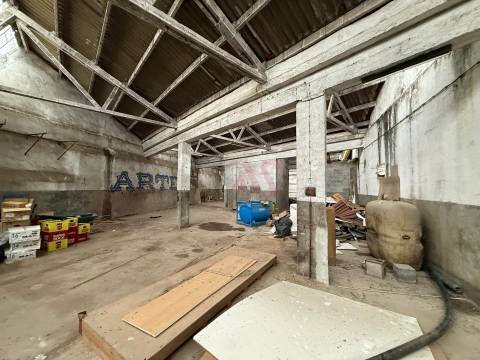 Armazém Industrial com 1.304,25 m² para remodelar em Meadela, Viana do Castelo