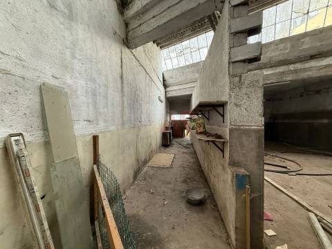Armazém Industrial com 1.304,25 m² para remodelar em Meadela, Viana do Castelo