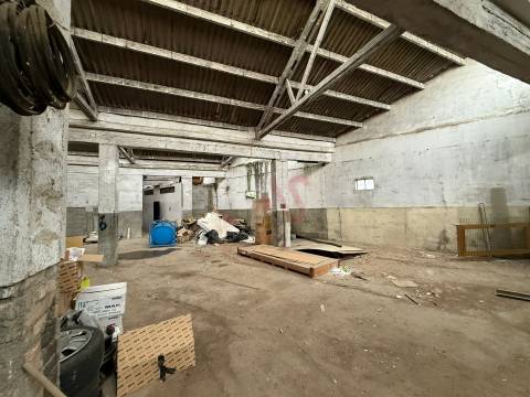 Armazém Industrial com 1.304,25 m² para remodelar em Meadela, Viana do Castelo