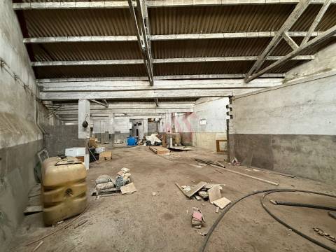 Armazém Industrial com 1.304,25 m² para remodelar em Meadela, Viana do Castelo