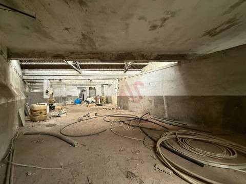 Armazém Industrial com 1.304,25 m² para remodelar em Meadela, Viana do Castelo