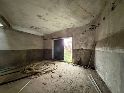 Armazém Industrial com 1.304,25 m² para remodelar em Meadela, Viana do Castelo