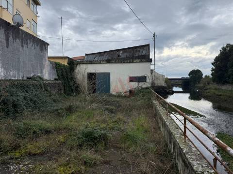 Armazém Industrial com 1.304,25 m² para remodelar em Meadela, Viana do Castelo