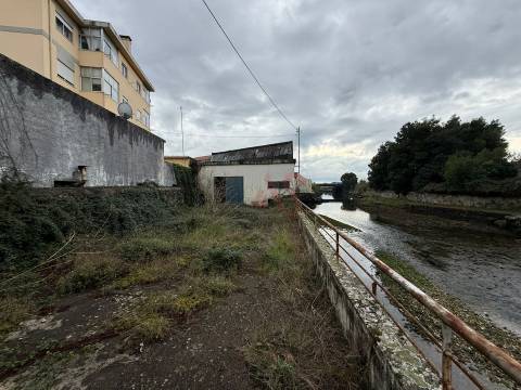 Armazém Industrial com 1.304,25 m² para remodelar em Meadela, Viana do Castelo