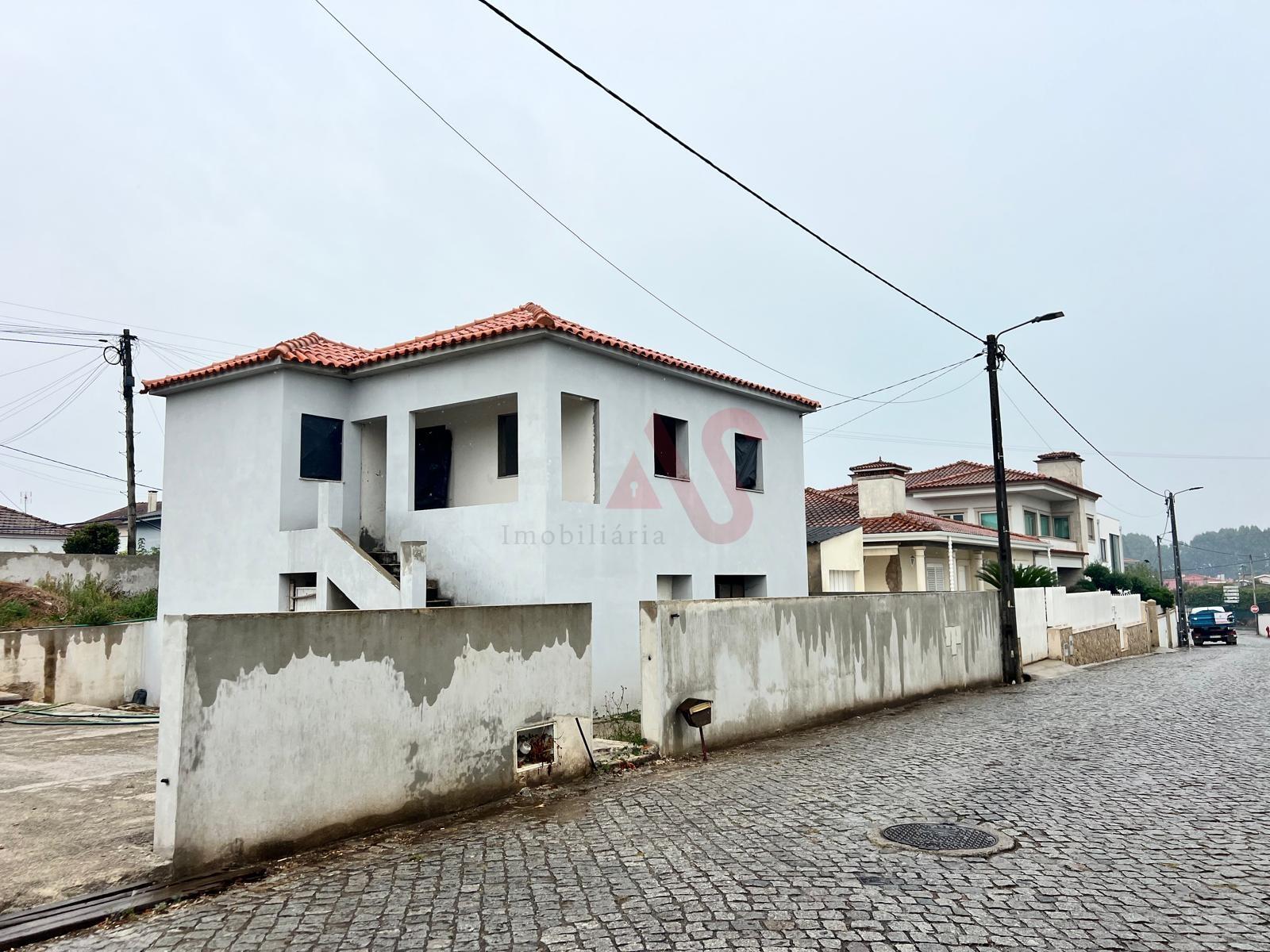 Moradia T3 com 1 Suite, Jardim, Lavandaria, a minutos do TrofaShopping ,em Bougado (Santiago), Trofa