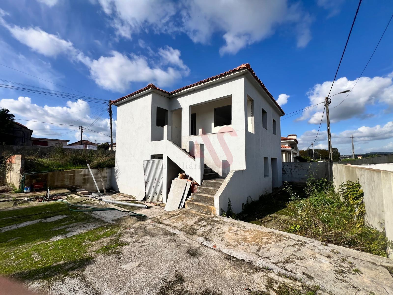 Moradia T3 com 1 Suite, Jardim, Lavandaria, a minutos do TrofaShopping ,em Bougado (Santiago), Trofa