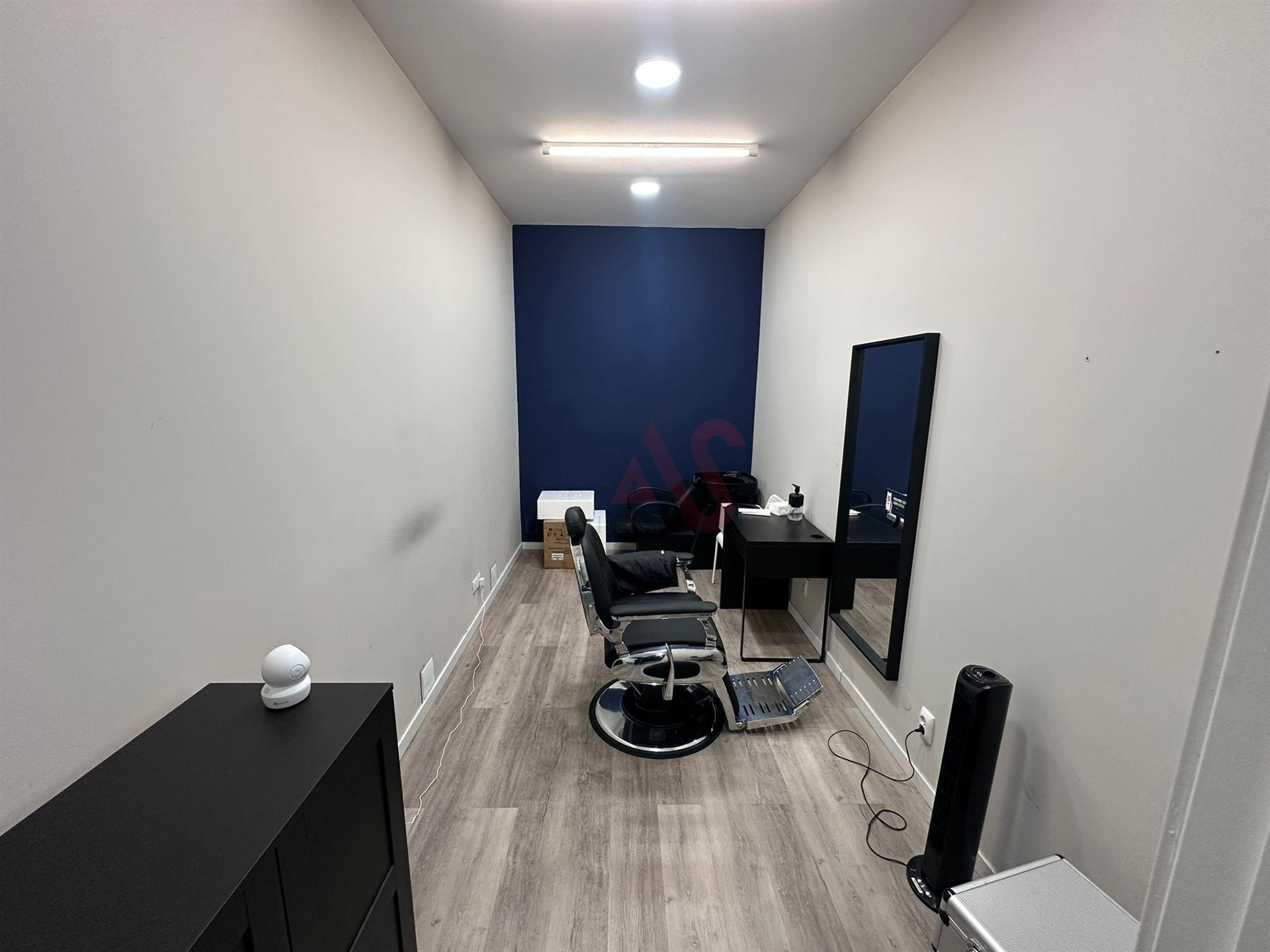 Barbearia Moderna em Benfica (Faturação Recorrente & Excelente Localização) para Trespasse