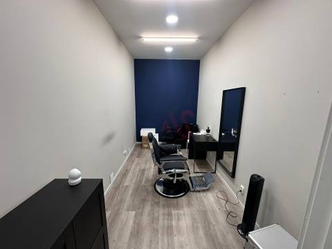 Barbearia Moderna em Benfica (Faturação Recorrente & Excelente Localização) para Trespasse
