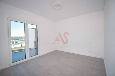 T3 Luxuoso no 9º andar nas Colinas do Cruzeiro, Lisboa com Garagem, Arrumos e cozinha Equipada