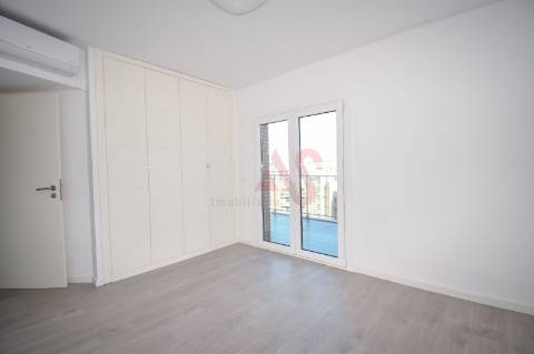 T3 Luxuoso no 9º andar nas Colinas do Cruzeiro, Lisboa com Garagem, Arrumos e cozinha Equipada