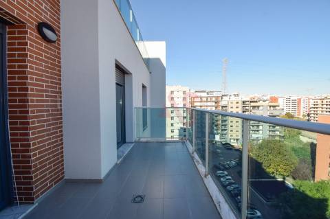 T3 Luxuoso no 9º andar nas Colinas do Cruzeiro, Lisboa com Garagem, Arrumos e cozinha Equipada