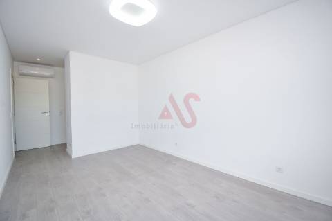 T3 Luxuoso no 9º andar nas Colinas do Cruzeiro, Lisboa com Garagem, Arrumos e cozinha Equipada