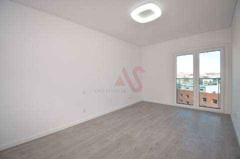 T3 Luxuoso no 9º andar nas Colinas do Cruzeiro, Lisboa com Garagem, Arrumos e cozinha Equipada