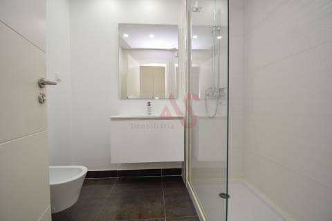 T3 Luxuoso no 9º andar nas Colinas do Cruzeiro, Lisboa com Garagem, Arrumos e cozinha Equipada