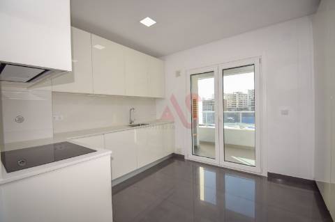 T3 Luxuoso no 9º andar nas Colinas do Cruzeiro, Lisboa com Garagem, Arrumos e cozinha Equipada