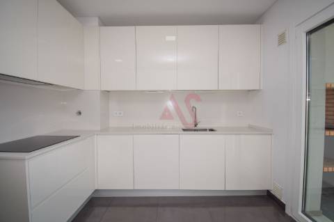 T3 Luxuoso no 9º andar nas Colinas do Cruzeiro, Lisboa com Garagem, Arrumos e cozinha Equipada