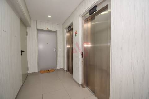 T3 Luxuoso no 9º andar nas Colinas do Cruzeiro, Lisboa com Garagem, Arrumos e cozinha Equipada